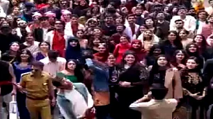 پاکستان میں ’بالی ووڈ‘ کو لے کر وبال! لاہور یونیورسٹی کے طلبا ’راج ملہوترا‘ اور ’سنگھم‘ بن کر سڑکوں پر نکلے