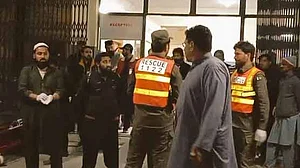 پاکستان میں المناک حادثہ، ٹینکر ٹرک اور مسافر بس کی ٹکر، 17 افراد ہلاک