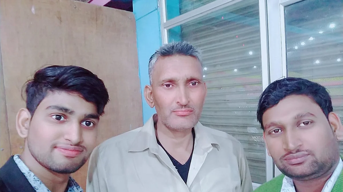 <div class="paragraphs"><p>آس محمد (درمیان میں) اپنے بیٹے کے ساتھ</p></div>