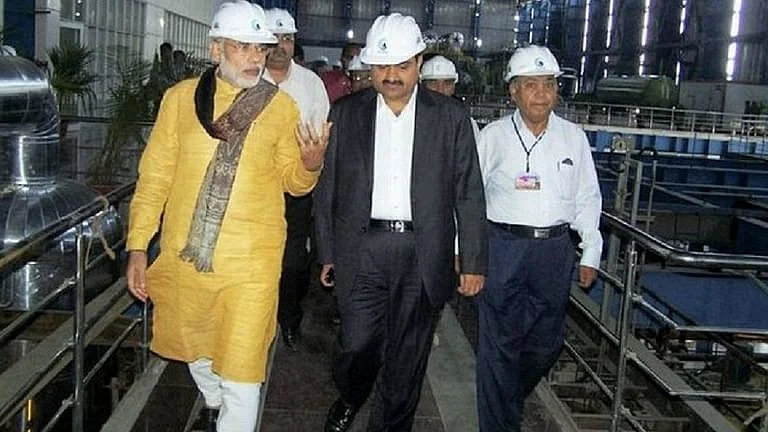 <div class="paragraphs"><p>گوتم اڈانی اور نریندر مودی</p></div>