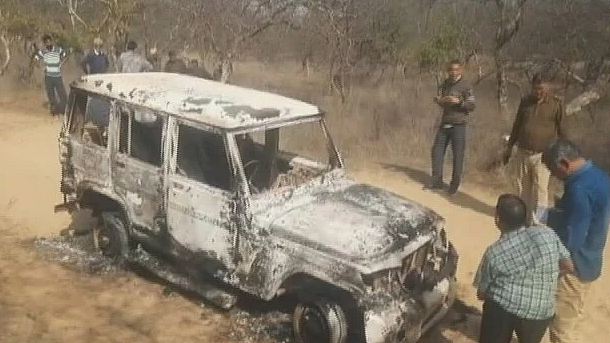 <div class="paragraphs"><p>نذرِ آتش بولیرو کار جس میں ناصر اور جنید کی لاش برآمد ہوئی</p></div>