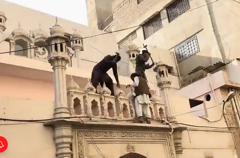 پاکستان میں احمدیہ مسلمانوں کی مسجد پر حملہ، ہیلمٹ پہن کر گھسے لوگوں نے مینار کو پہنچایا نقصان