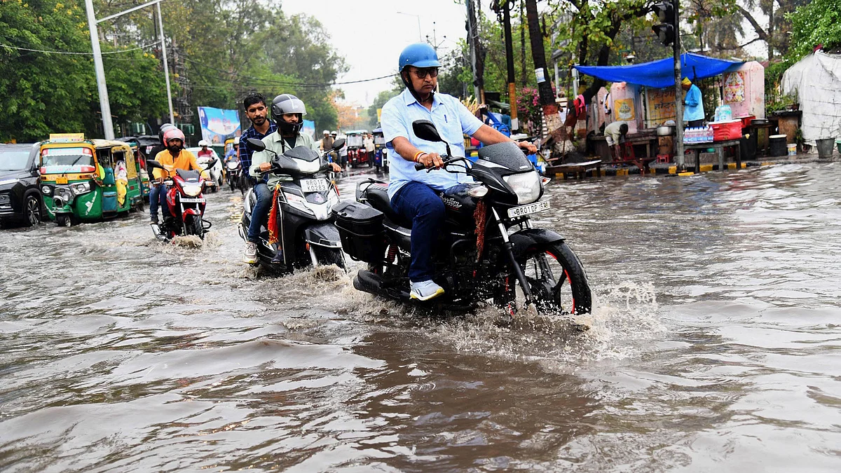 <div class="paragraphs"><p>بارش کے دوران سڑکوں پر بھرا پانی / یو این آئی</p></div>