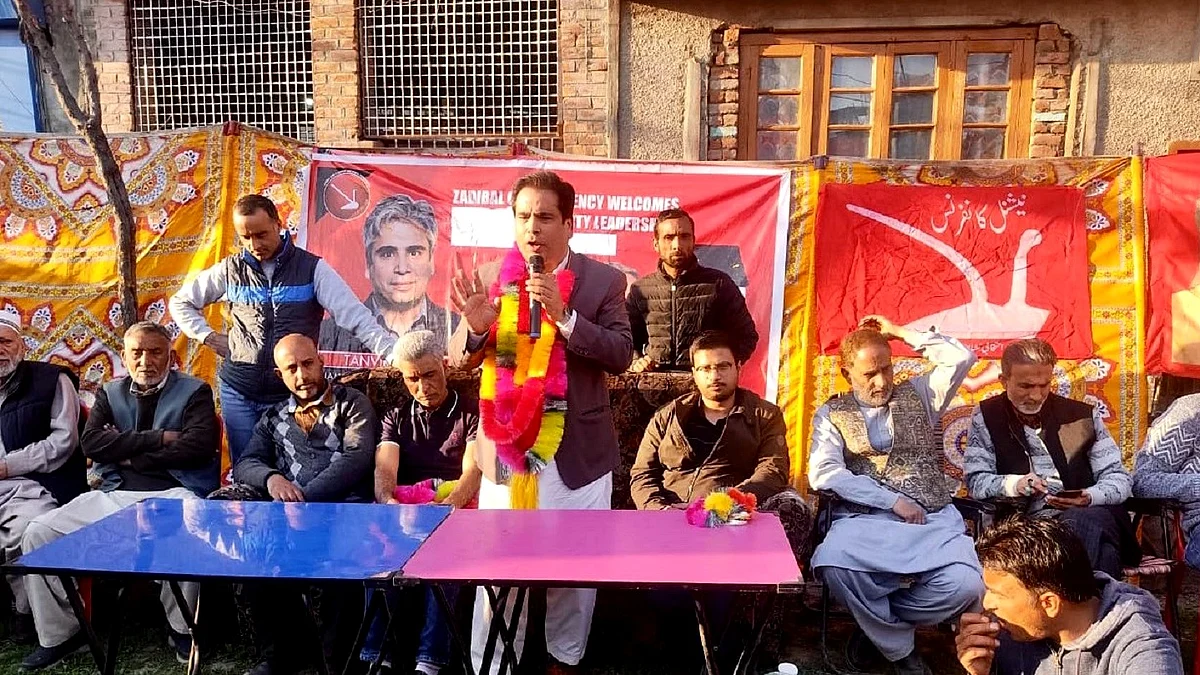 <div class="paragraphs"><p>یشنل کانفرنس ترجمانِ اعلیٰ تنویر صادق پارٹی وروکروں سے خطاب کرتے ہوئے، تصویر ٹوئٹر&nbsp;@tanvirsadiq</p></div>