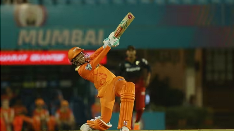 <div class="paragraphs"><p>صوفیا ڈنکلے</p></div>