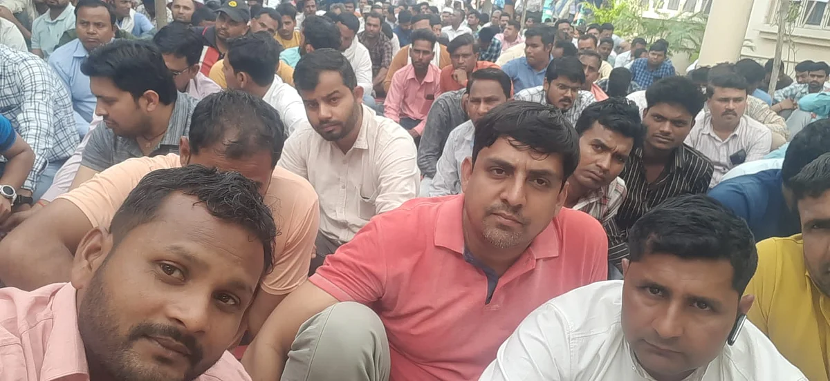 'اگر یہ لڑائی ہے، تو ہم نے بھی لی انگڑائی ہے'، بجلی ملازمین کی ہڑتال سے یوپی میں ہر طرف تاریکی، عوام پریشان