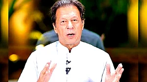 حادثہ میں بال بال بچے عمران خان، پیشی کے لیے جا رہے قافلے کی گاڑیاں آپس میں ٹکرائیں، تین افراد زخمی
