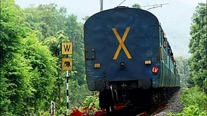 خاتون نے د و بچوں کے ساتھ ریل کے سامنے کود کر خود کشی کی