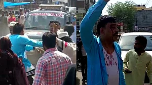 غازی آباد میں بی جے پی لیڈر کی پٹائی، خواتین نے پھاڑے کپڑے