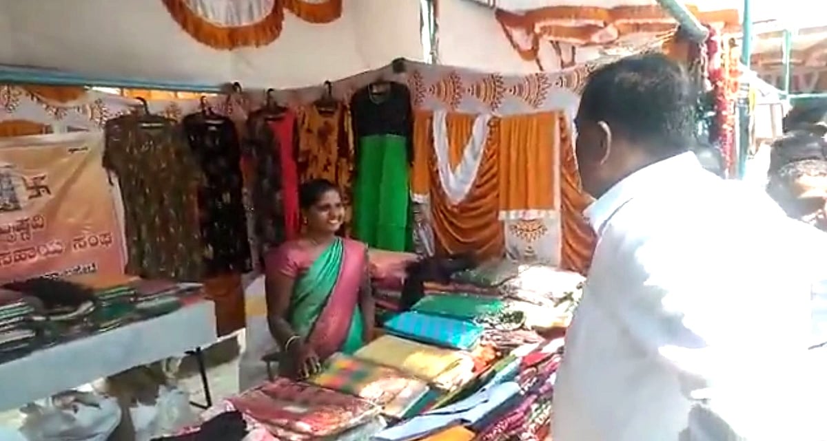 کرناٹک: ’تمہارے پاس کامن سنس نہیں؟‘ خاتون دکاندار کو بغیر بندی لگائے دیکھ کر بی جے پی رکن پارلیمنٹ ہوئے چراغ پا