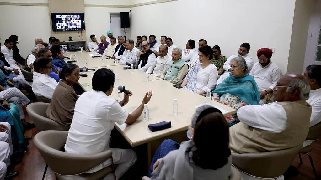 <div class="paragraphs"><p>کانگریس ہیڈکوارٹر میں میٹنگ کا منظر</p></div>