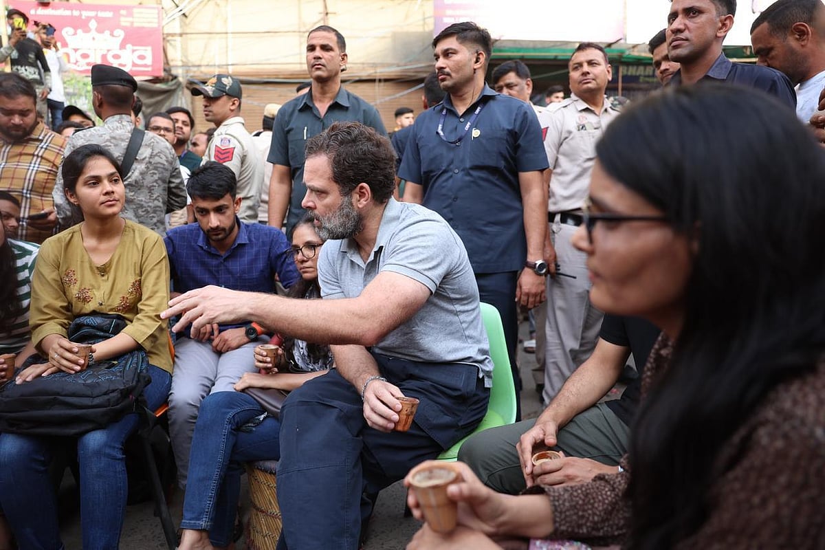 راہل گاندھی دہلی کے مکھرجی نگر پہنچے، چائے کی چسکی لیتے ہوئے یو پی ایس سی طلبا سے کی ملاقات
