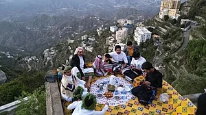 رمضان المبارک: 7 ہزار فٹ بلند پہاڑ کے کنارے افطاری کا سحر زدہ کر دینے والا منظر