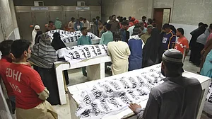 پاکستان: کراچی میں راشن کی تقسیم کے دوران بھگدڑ، خواتین اور بچوں سمیت 11 افراد جاں بحق