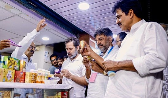 کرناٹک انتخابی مہم کے دوران راہل گاندھی نندنی اسٹور پہنچے