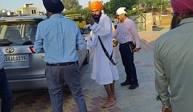 گرفتاری کے وقت امرت پال کے سر پر پگڑی، کمر میں کرپان  نظر آ رہی تھی