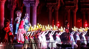 جب تاریخ کے صفحات کا پوسٹ مارٹم شروع ہو ہی گیا ہے تو پھر شیکسپئر کے ’گلاب‘ کو بھی ’کمل‘ کر دیا جائے!