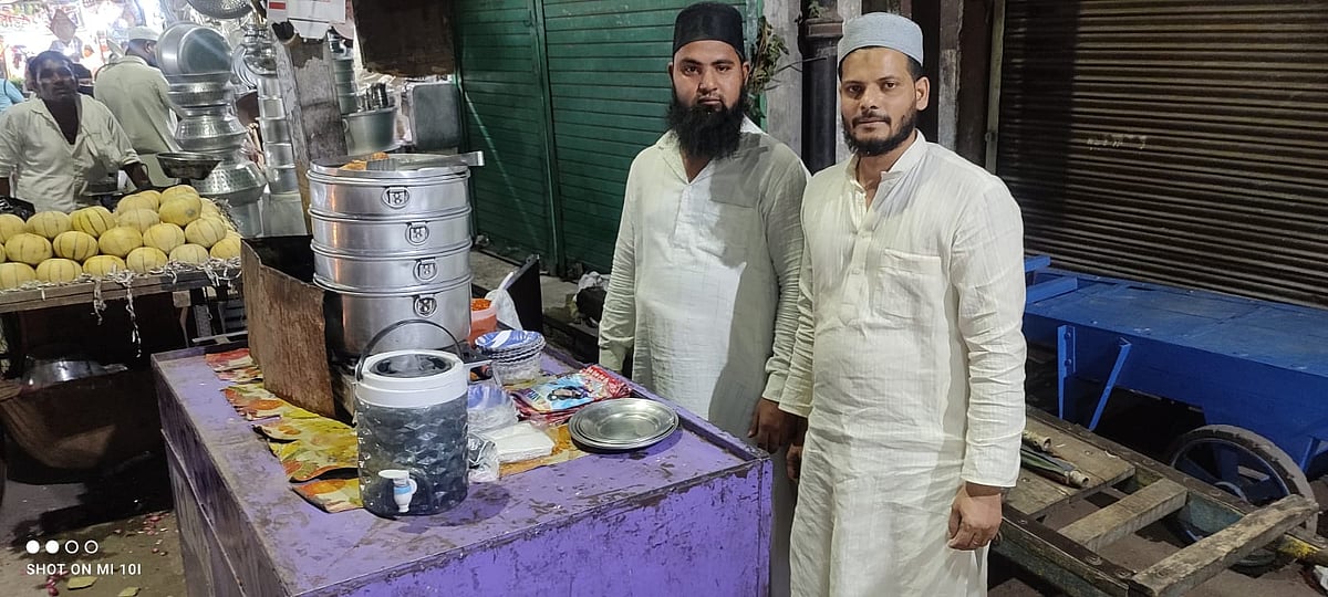 عید کی تیاریوں میں مگن ہیں مسلمان، لیکن بے روزگاری و مہنگائی کی وجہ سے ہاتھ کھینچے ہوئے ہیں