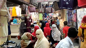 <div class="paragraphs"><p>عید سے قبل خریداری کرتی خواتین</p></div>