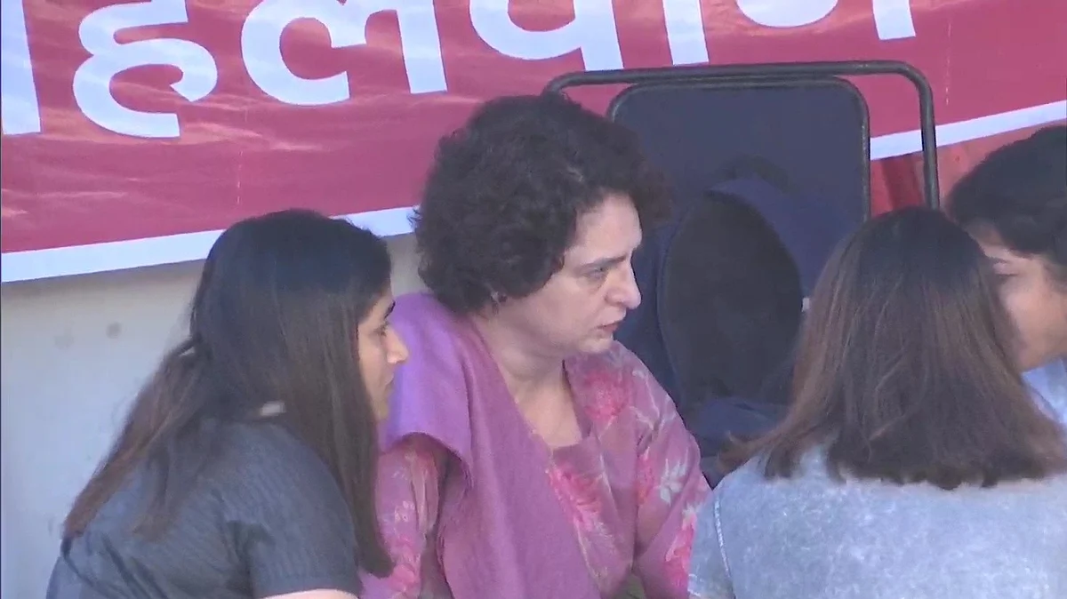 <div class="paragraphs"><p>خاتون پہلوان سے بات کرتی ہوئی پرینکا گاندھی</p></div>