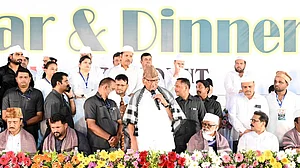 اجیت پوار نے بی جے پی میں جانے کی افواہوں پر لگائی لگام، شرد پوار کے ساتھ دعوتِ افطار میں شرکت