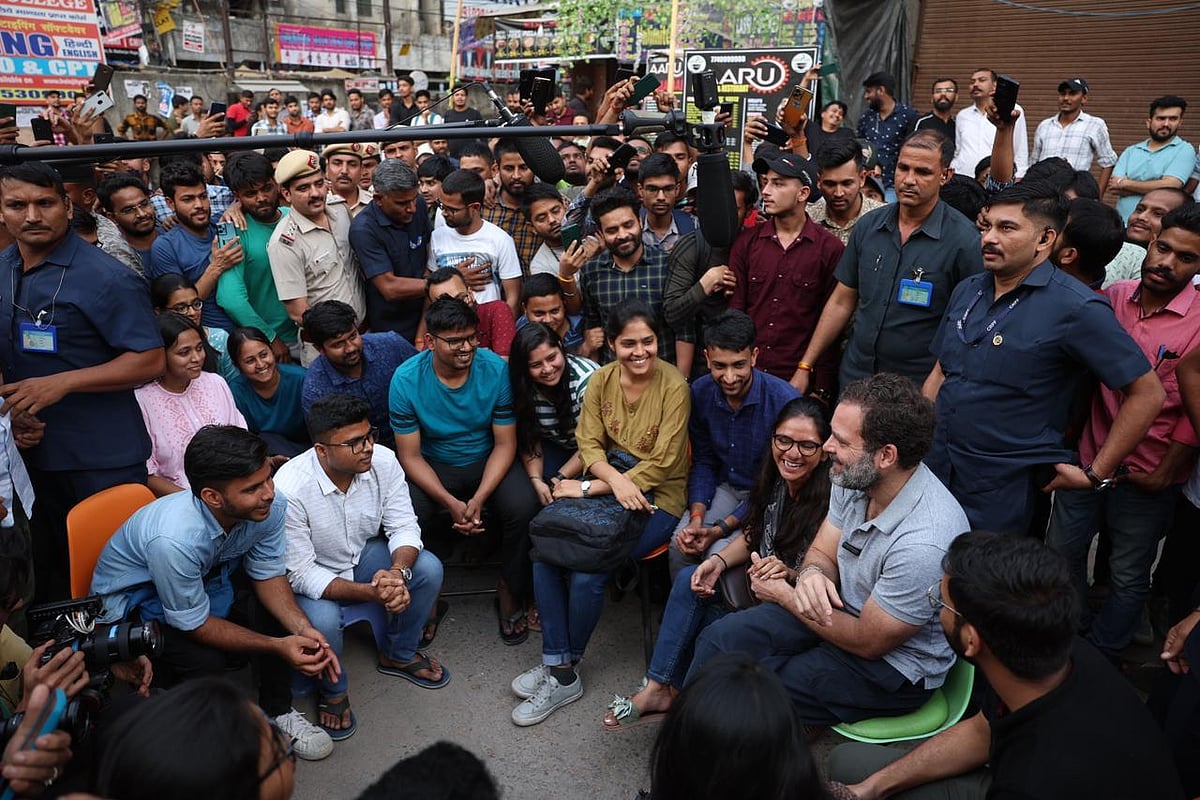 راہل گاندھی دہلی کے مکھرجی نگر پہنچے، چائے کی چسکی لیتے ہوئے یو پی ایس سی طلبا سے کی ملاقات