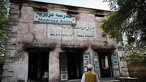 مسلمانوں کی تاریخ مٹانے کے منصوبہ کا عملی تجربہ گاہ بنا ’مدرسہ عزیزیہ‘... عتیق الرحمن