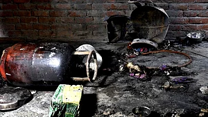 دہلی میں سلنڈر دھماکے سے گری عمارت، آٹھ زخمی