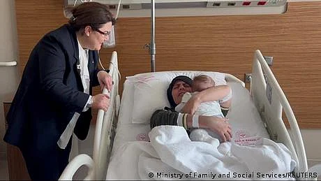 ترکی: زلزلے کے بعد 'پراسرار' بچی اپنی ماں سے مل گئی