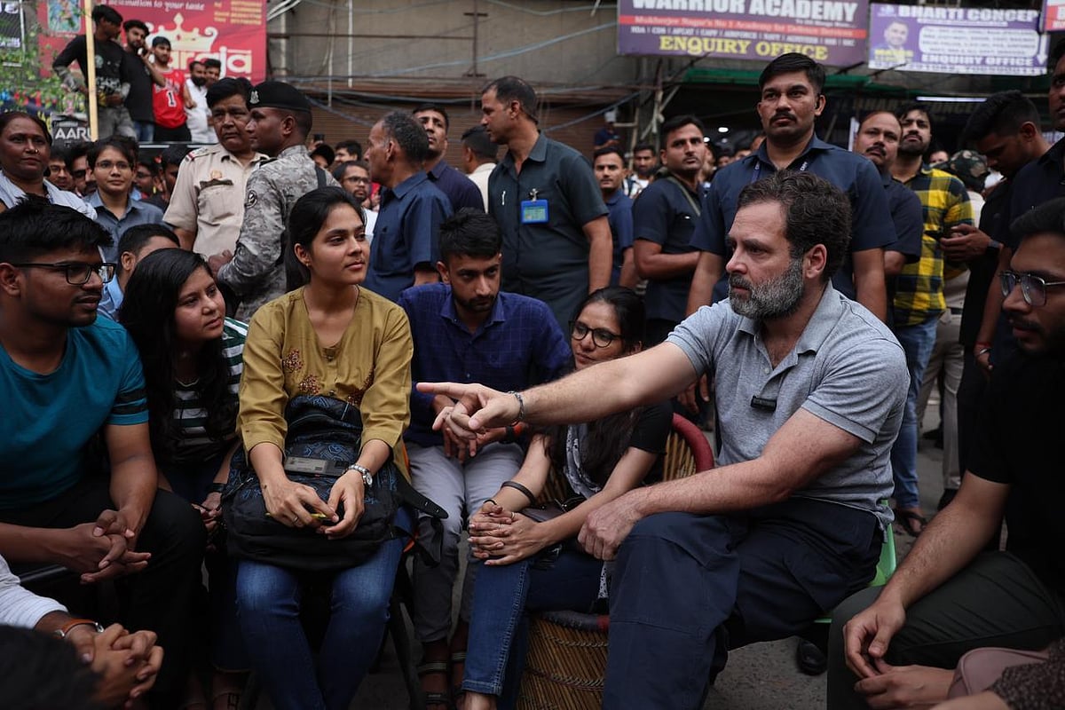 راہل گاندھی دہلی کے مکھرجی نگر پہنچے، چائے کی چسکی لیتے ہوئے یو پی ایس سی طلبا سے کی ملاقات