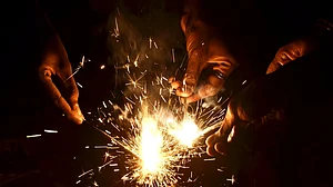 تلنگانہ: بی آر ایس کی میٹنگ کے دوران آتش بازی سے سلنڈر میں دھماکہ، ایک شخص کی موت، 8 افراد زخمی