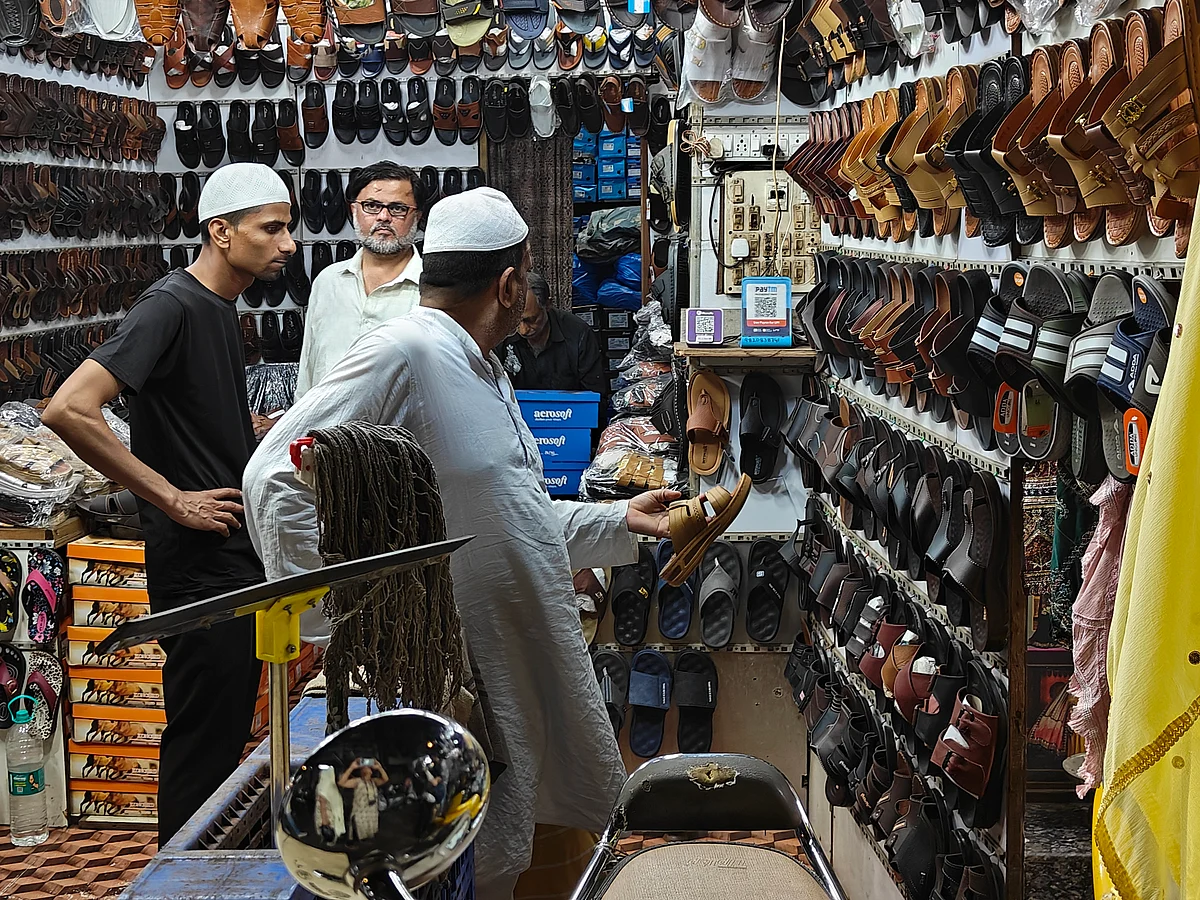 ممبئی میں عید کی تیاریاں اپنے شباب پر، چاند رات میں بازاروں و سڑکوں پر لوگوں کی زبردست بھیڑ