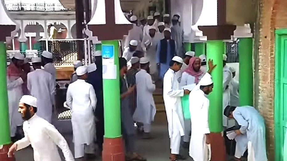 <div class="paragraphs"><p>دارالعلوم دیوبند میں داخلہ فارم حاصل کرتے ہوئے طلبا</p></div>