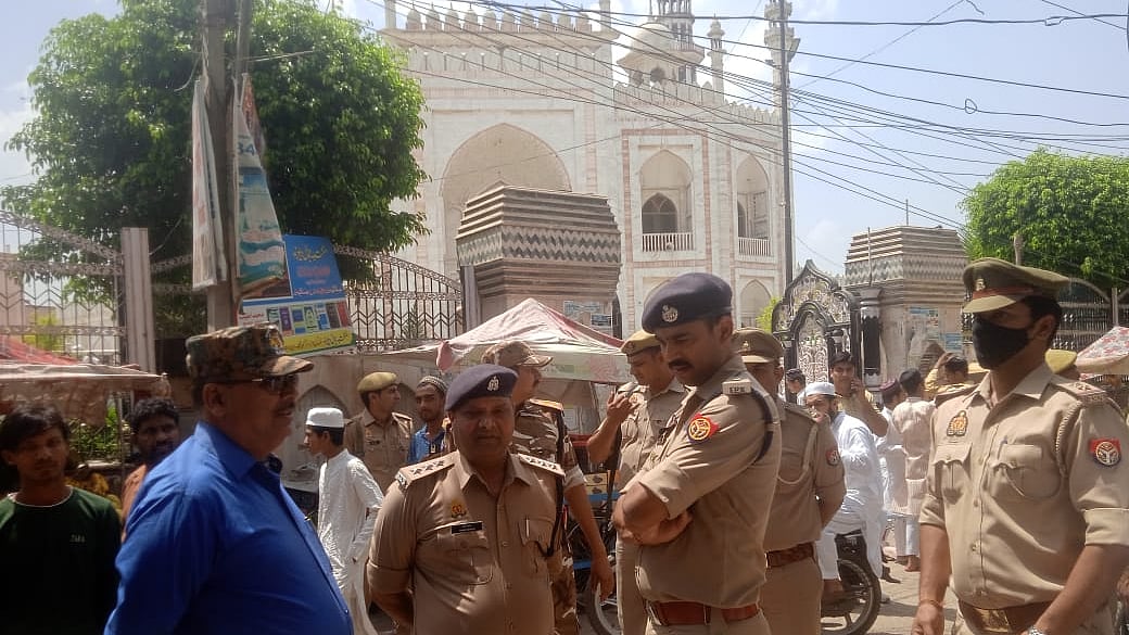 <div class="paragraphs"><p>نمازِ جمعہ کے وقت مسجد کے باہر تعینات پولیس اہلکار</p></div>