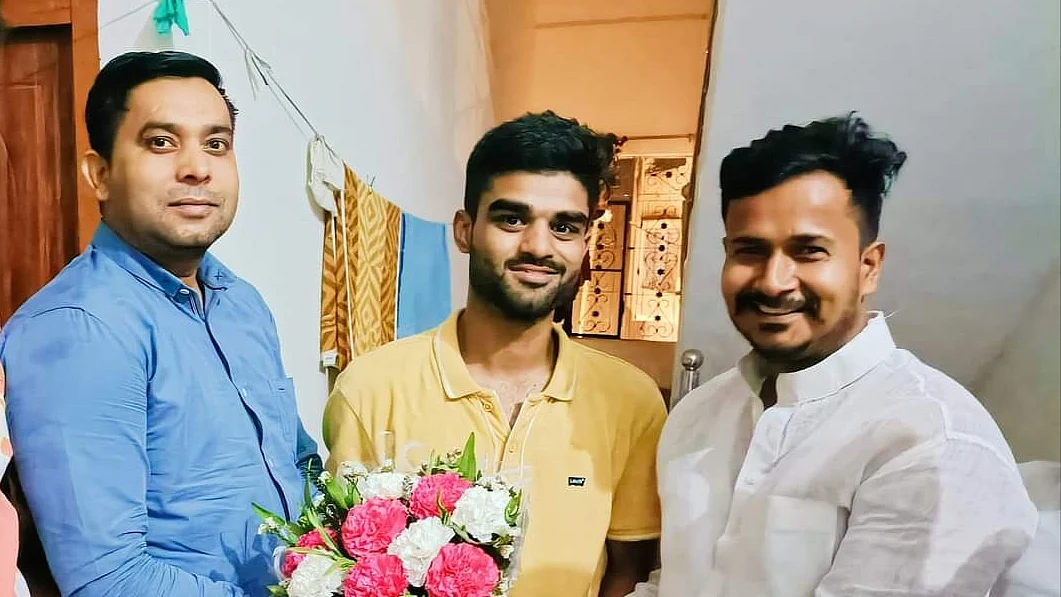 <div class="paragraphs"><p>معین احمد (درمیان میں)</p></div>