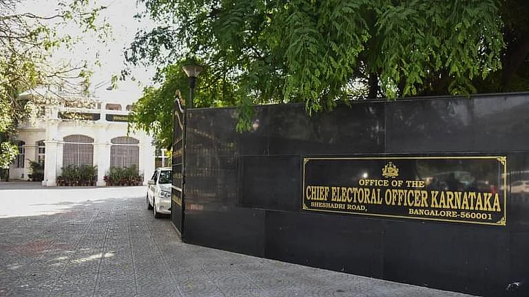 کرناٹک اسمبلی انتخاب: برسرعام فروخت ہو رہا ووٹرس کا ڈاٹا، کیا الیکشن کمیشن کے سروَر سے جانکاریاں ہو رہیں لیک!