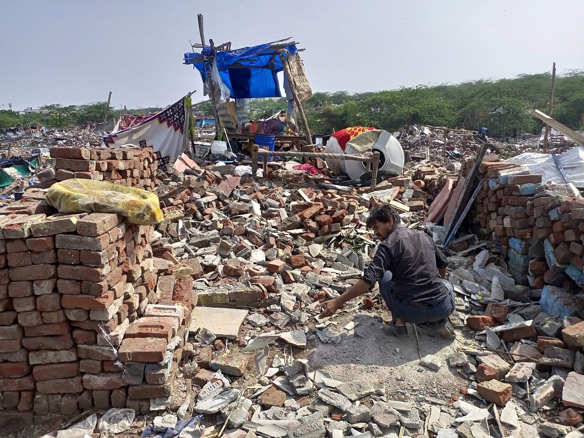 دہلی: تغلق آباد میں آشیانوں پر بجلی بن کر گرا بلڈوزر، نم آنکھوں کے درمیان پوری بستی ملبہ میں تبدیل