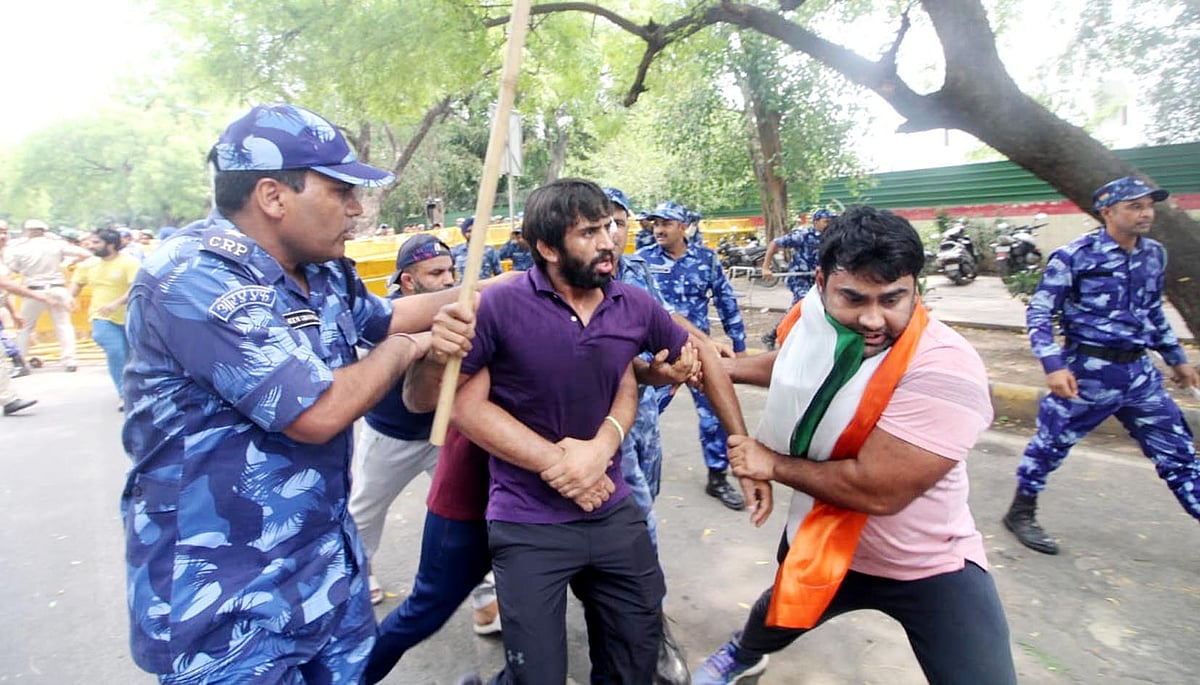 جنتر منتر پر ہنگامہ، تمام پہلوان گرفتار، تمبو ہٹائے گئے، بجرنگ پونیا نے کہا- ’ہمیں گولی مار دو!‘ 