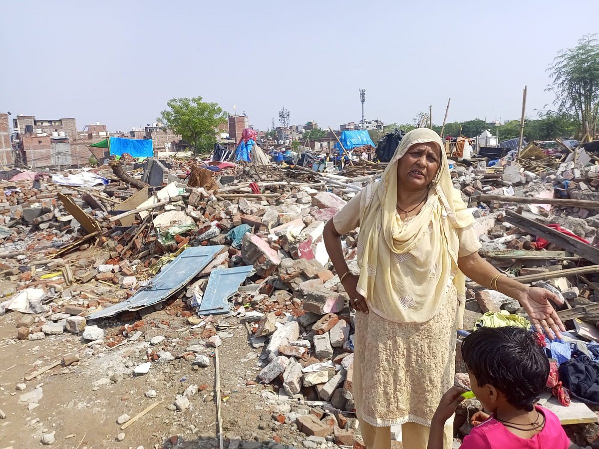 دہلی: تغلق آباد میں آشیانوں پر بجلی بن کر گرا بلڈوزر، نم آنکھوں کے درمیان پوری بستی ملبہ میں تبدیل