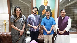 کرناٹک میں کانگریس کی جیت کے بعد اپوزیشن اتحاد کو مضبوط بنانے کی مشقیں تیز، آدتیہ ٹھاکرے کی اروند کیجریوال سے ملاقات