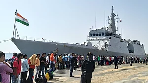 سفارتی عملے نے جان خطرے میں ڈال کر چار ہزار لوگوں کو سوڈان سے نکالا