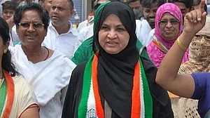 کرناٹک: حجاب کے حق میں لڑائی لڑنے والی کنیز فاطمہ کے لیے آسان نہیں تھا گلبرگہ اسمبلی سیٹ جیتنا
