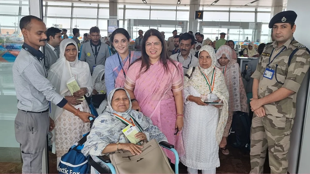 <div class="paragraphs"><p>بغیر محرم حج کے لیے روانہ ہونے والی خواتین</p></div>