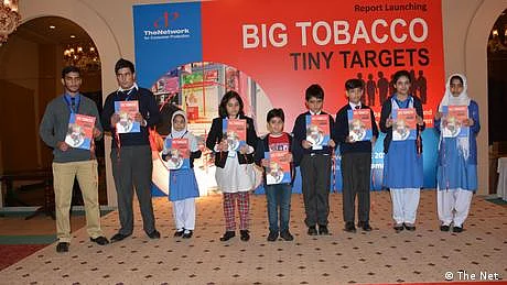 پاکستان میں تمباکو نوشی: روزانہ بارہ سو نابالغ بچوں کا اضافہ