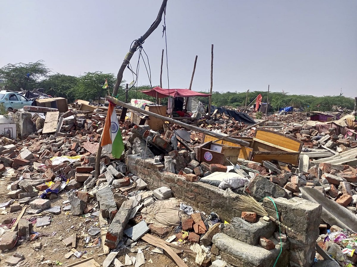 دہلی: تغلق آباد میں آشیانوں پر بجلی بن کر گرا بلڈوزر، نم آنکھوں کے درمیان پوری بستی ملبہ میں تبدیل