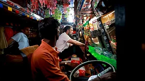 راہل گاندھی نے ہریانہ میں ٹرک پر کی سواری، ڈرائیوروں سے ملاقات کر کے سنے ان کے مسائل، دیکھیں ویڈیو