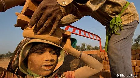 دنیا میں پانچ کروڑ لوگ 'جدید غلام'، رپورٹ
