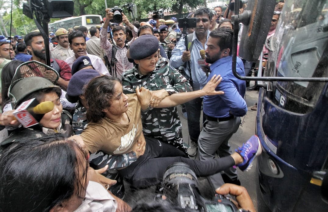 جنتر منتر پر ہنگامہ، تمام پہلوان گرفتار، تمبو ہٹائے گئے، بجرنگ پونیا نے کہا- ’ہمیں گولی مار دو!‘ 