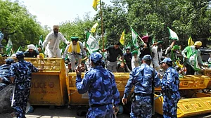 پہلوانوں کی حمایت کے لیے دہلی پہنچنے والے کسان ہوئے مشتعل، بیریکیڈس توڑ کر آگے بڑھی بھیڑ