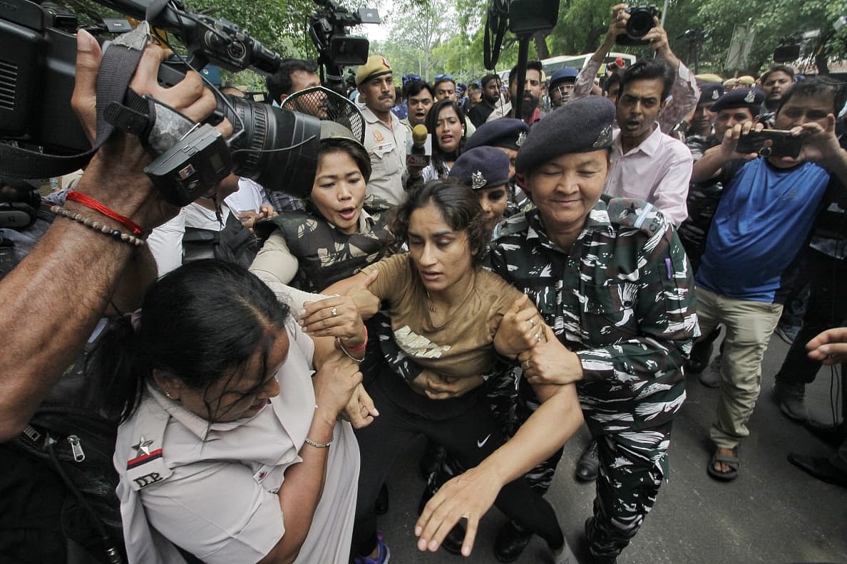 جنتر منتر پر ہنگامہ، تمام پہلوان گرفتار، تمبو ہٹائے گئے، بجرنگ پونیا نے کہا- ’ہمیں گولی مار دو!‘ 